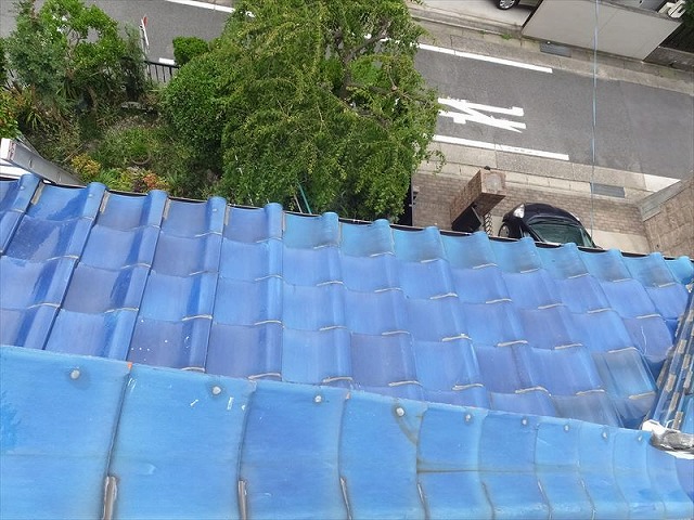 瓦屋根を上から確認